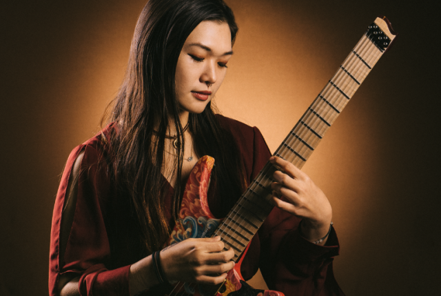 Yvette Young with her headless guitar